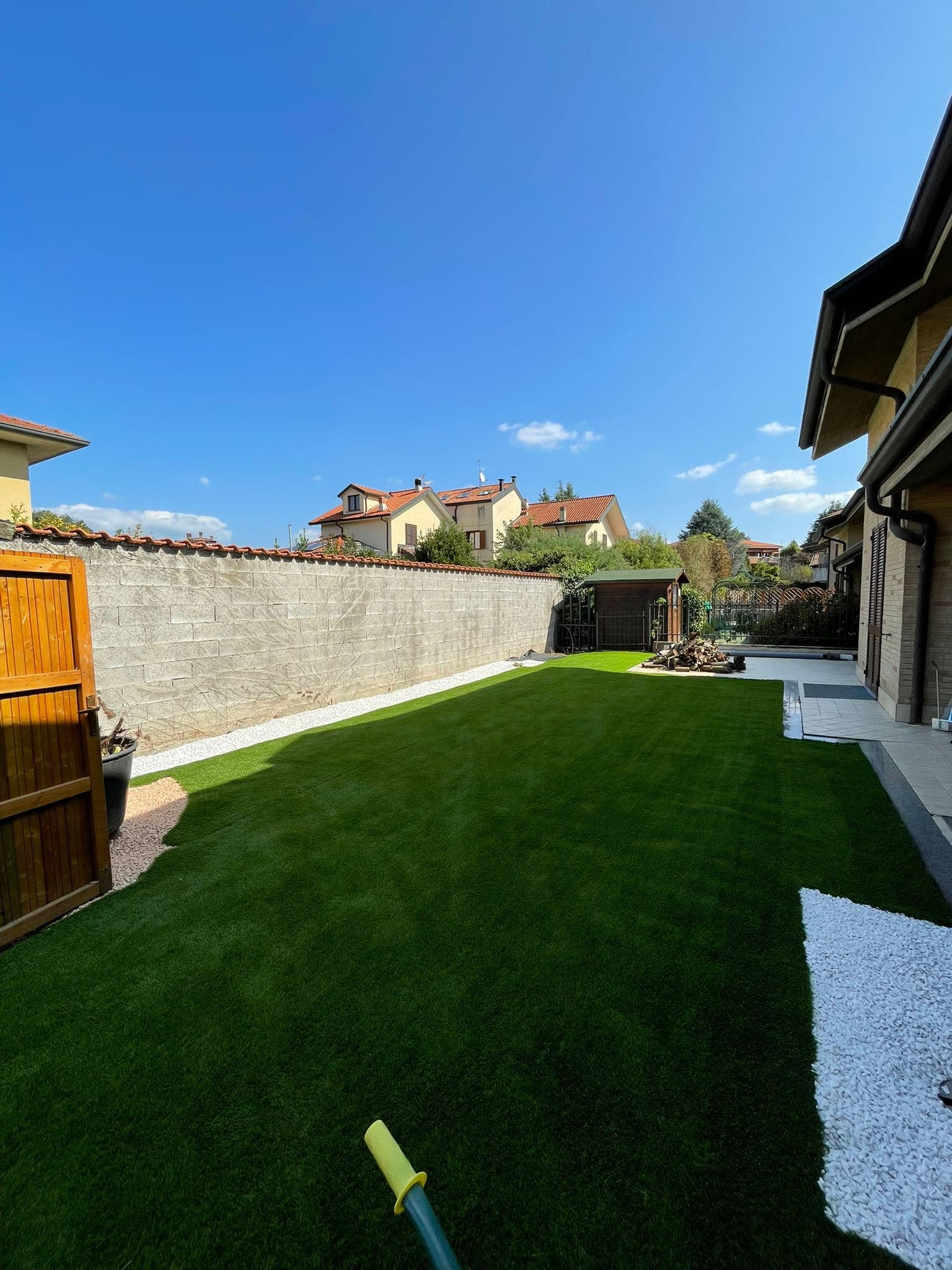 Posa prato sintetico luxury eseguita da Russo Service